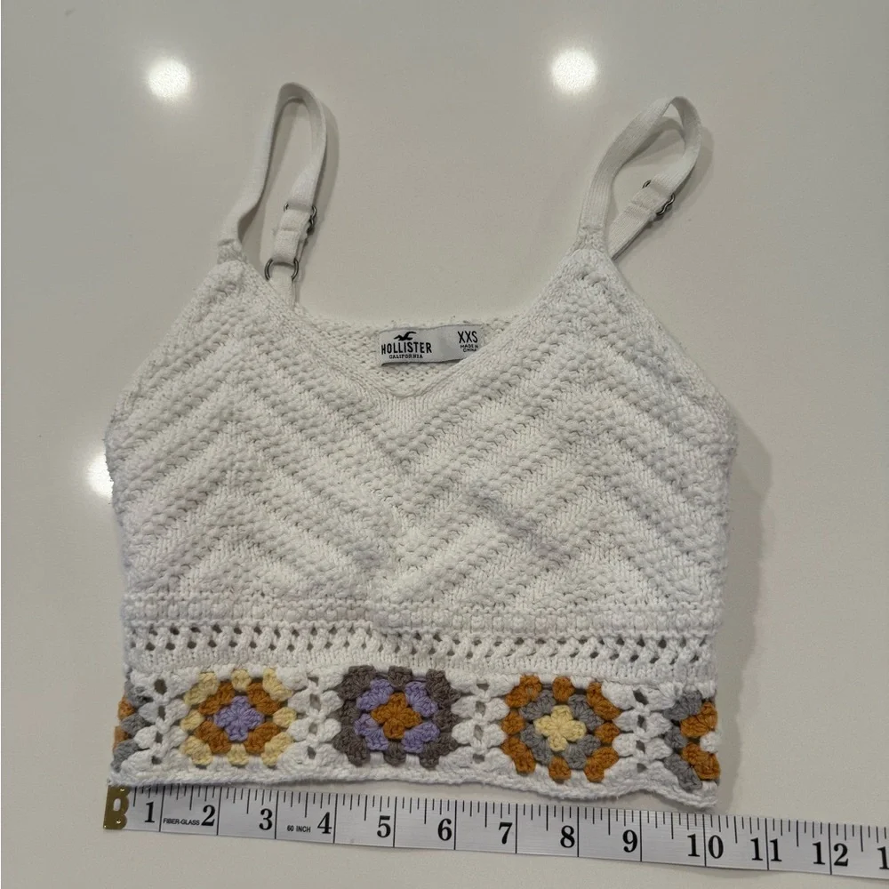 Hollister White Crochet Crop Top with Multicolor Floral Accents - Picture 4 of 7